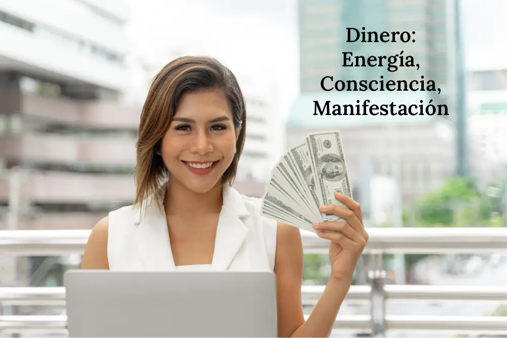 Mujer sonriendo frente a una laptop sosteniendo billetes de dólares, simbolizando la abundancia, la energía y la manifestación consciente del dinero
