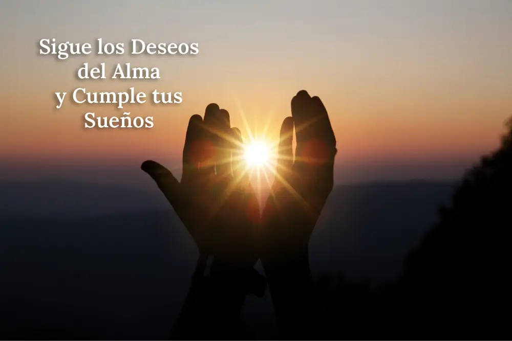 Manos juntas frente al sol resplandeciente, simbolizando la conexión con la espiritualidad y el poder interior para seguir los deseos del alma y cumplir los sueños