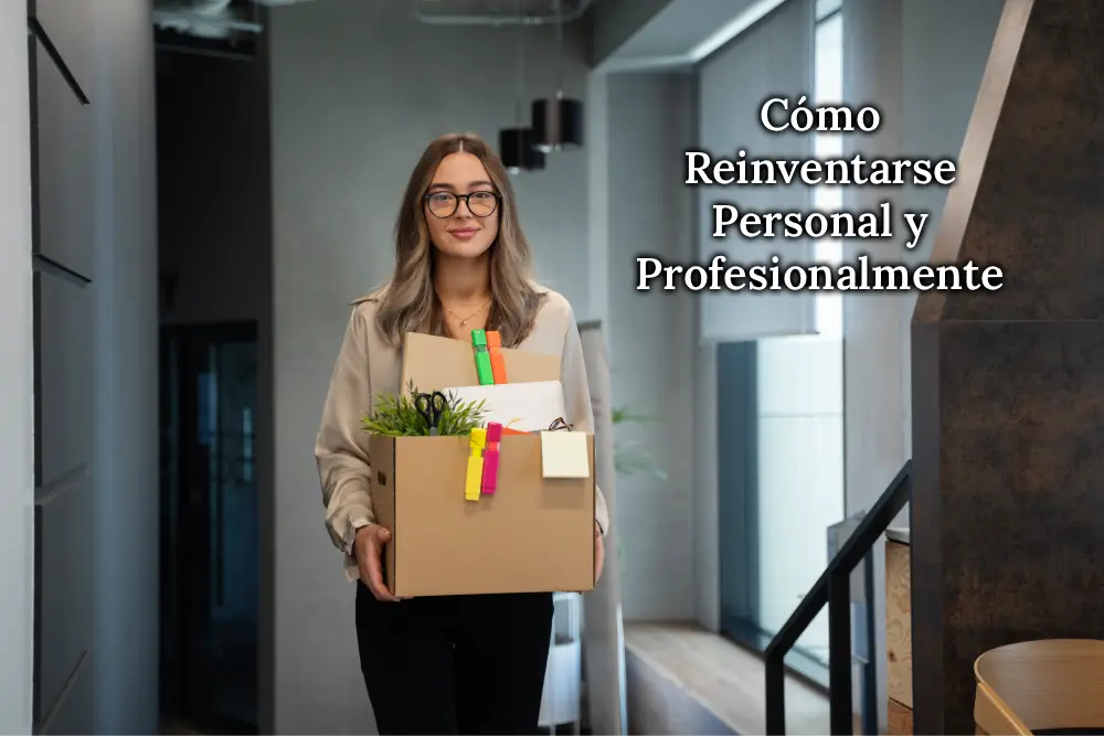 Mujer saliendo de una oficina después de renunciar, simbolizando el inicio de una reinvención personal y profesional