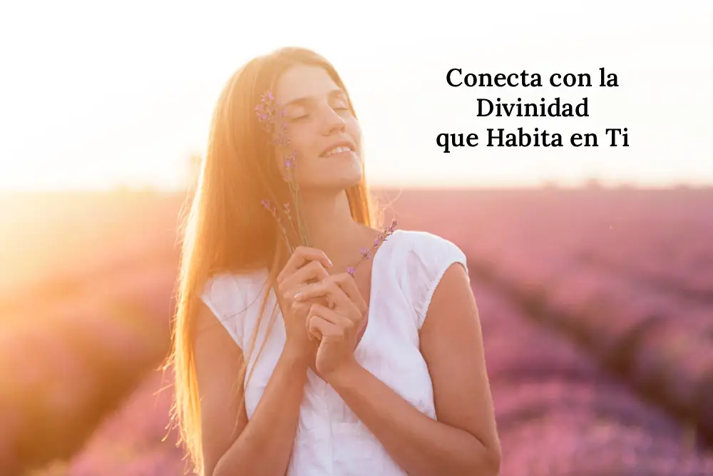 Mujer con los ojos cerrados sosteniendo flores con las manos, conectando con la divinidad interior y cultivando la espiritualidad personal en el proceso de autoconocimiento