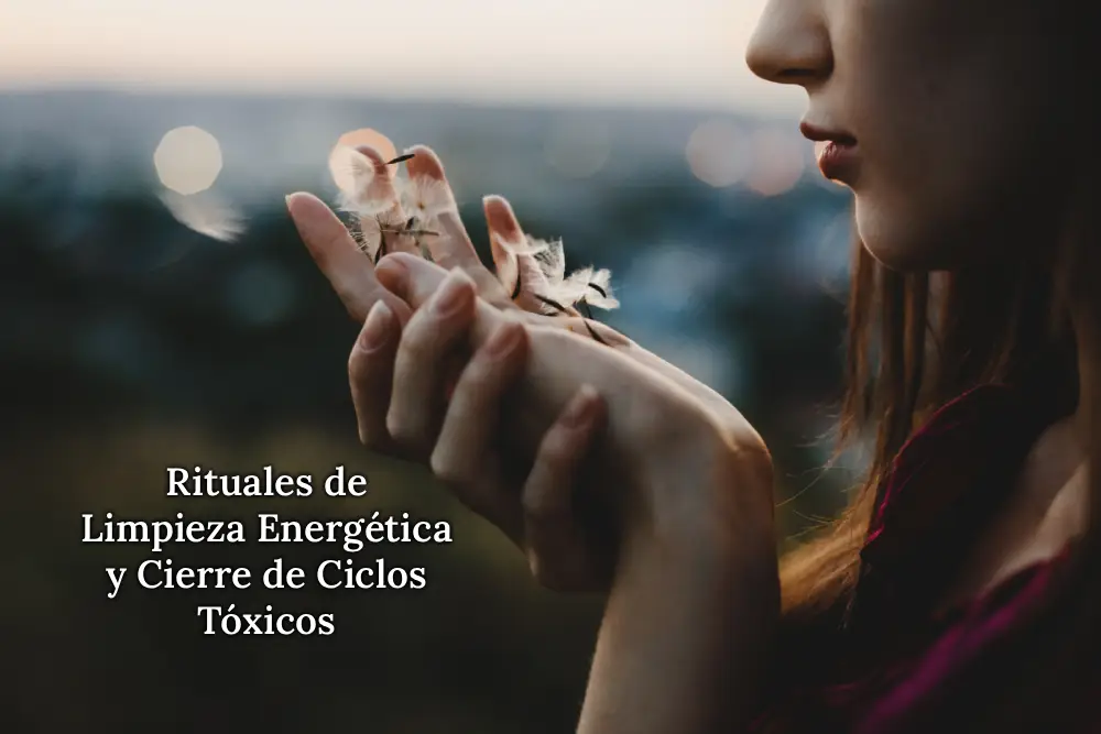 Perfil de mujer sosteniendo flores en las manos, representando los rituales de limpieza energética y cierre de ciclos practicados para liberar energías y renovar la vida