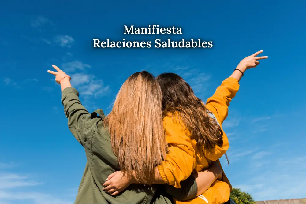 Dos amigas de espaldas abrazadas y haciendo el signo de la paz con los dedos, simbolizando la confianza, el respeto y la armonía en la construcción de relaciones saludables