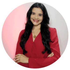 Foto profesional de Jazmín González, coach y terapeuta holística, autora, con fondo neutro