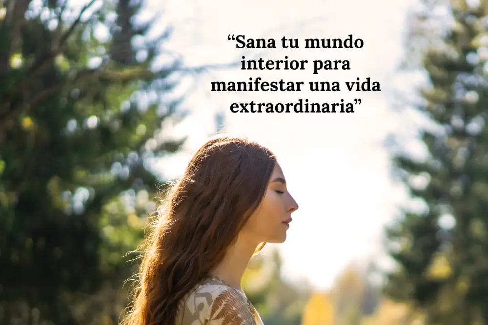 Mujer en el bosque con los ojos cerrados, transmitiendo calma y serenidad, simbolizando la sanación interior para manifestar una vida extraordinaria
