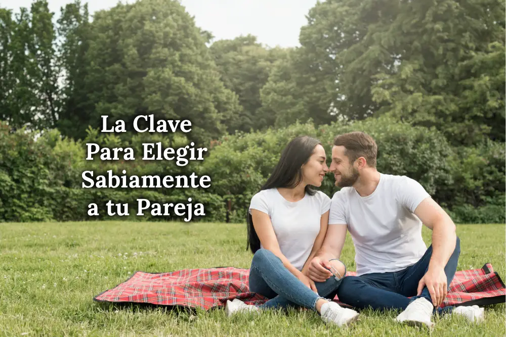 Pareja sentada sobre el césped en un bosque, mirándose a los ojos con conexión y amor profundo, simbolizando la clave para elegir a tu pareja