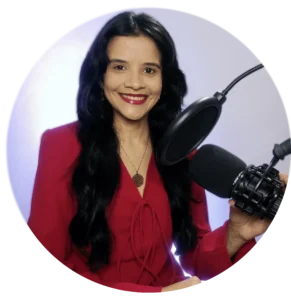 Jazmín González presentando el podcast "Empoderamiento Consciente", sosteniendo un micrófono en un estudio profesional