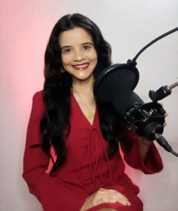 Jazmín González grabando el podcast "Empoderamiento Consciente", con micrófono en un estudio profesional