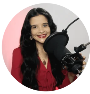 Jazmín González grabando su podcast "Empoderamiento Consciente" con micrófono y fondo profesional