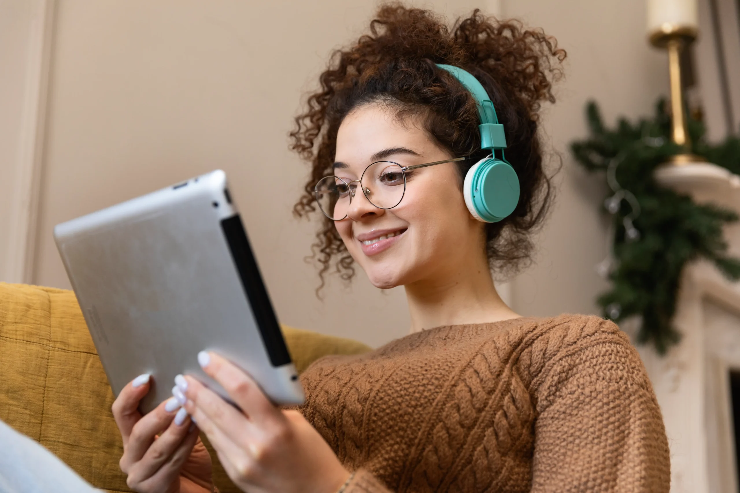 Mujer sonriendo mientras escucha un episodio del podcast "Empoderamiento Consciente" en un iPad con auriculares