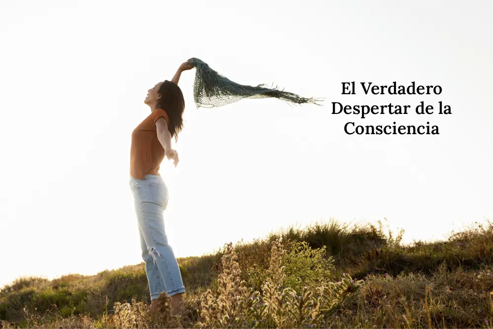 Mujer de pie con los brazos levantados y los ojos cerrados, simbolizando libertad, expansión y el despertar de la consciencia
