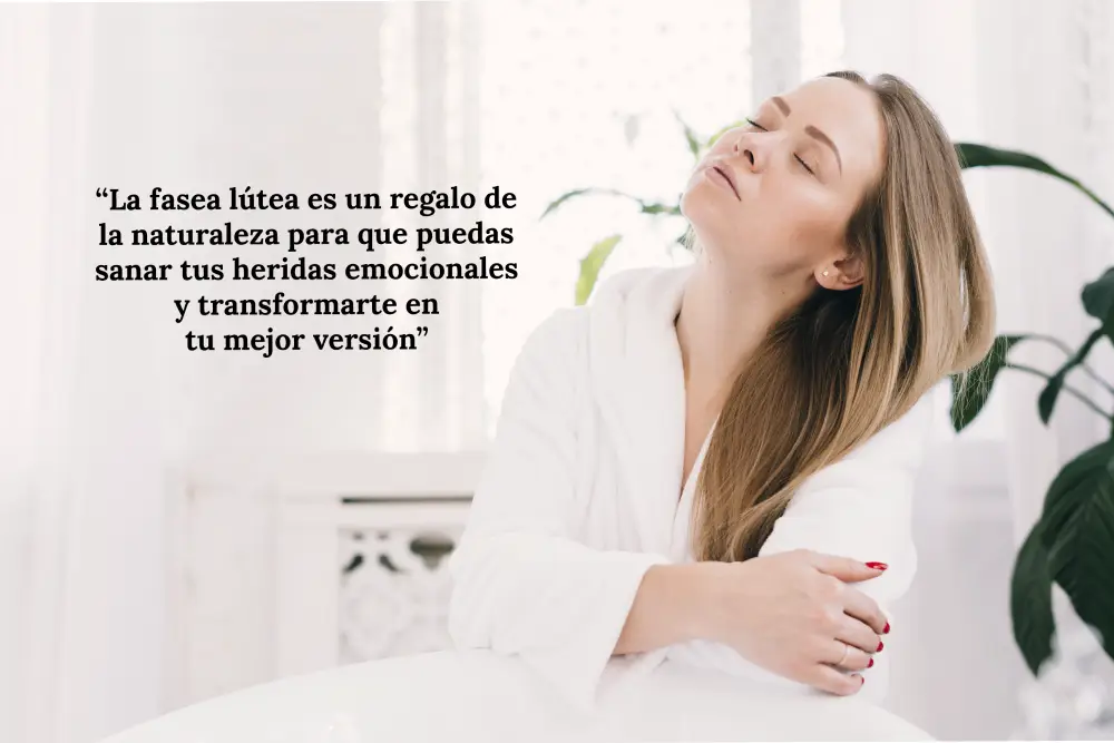 Mujer rubia acostada en la cama con los ojos cerrados y expresión pensativa, simbolizando la introspección y la oportunidad de sanar heridas emocionales durante la fase lútea para transformarse en la mejor versión de sí misma