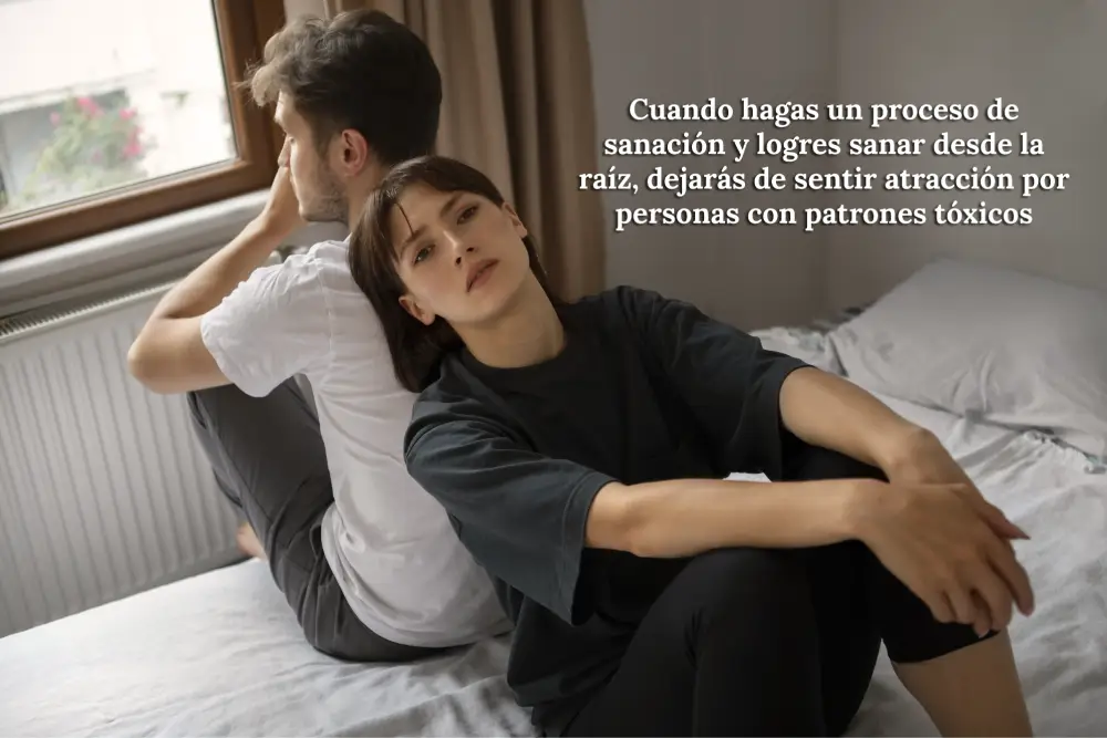 Mujer recostada sobre la espalda de un hombre, simbolizando confianza y sanación emocional profunda, ilustrando cómo al sanar desde la raíz se deja de sentir atracción por personas con patrones tóxicos