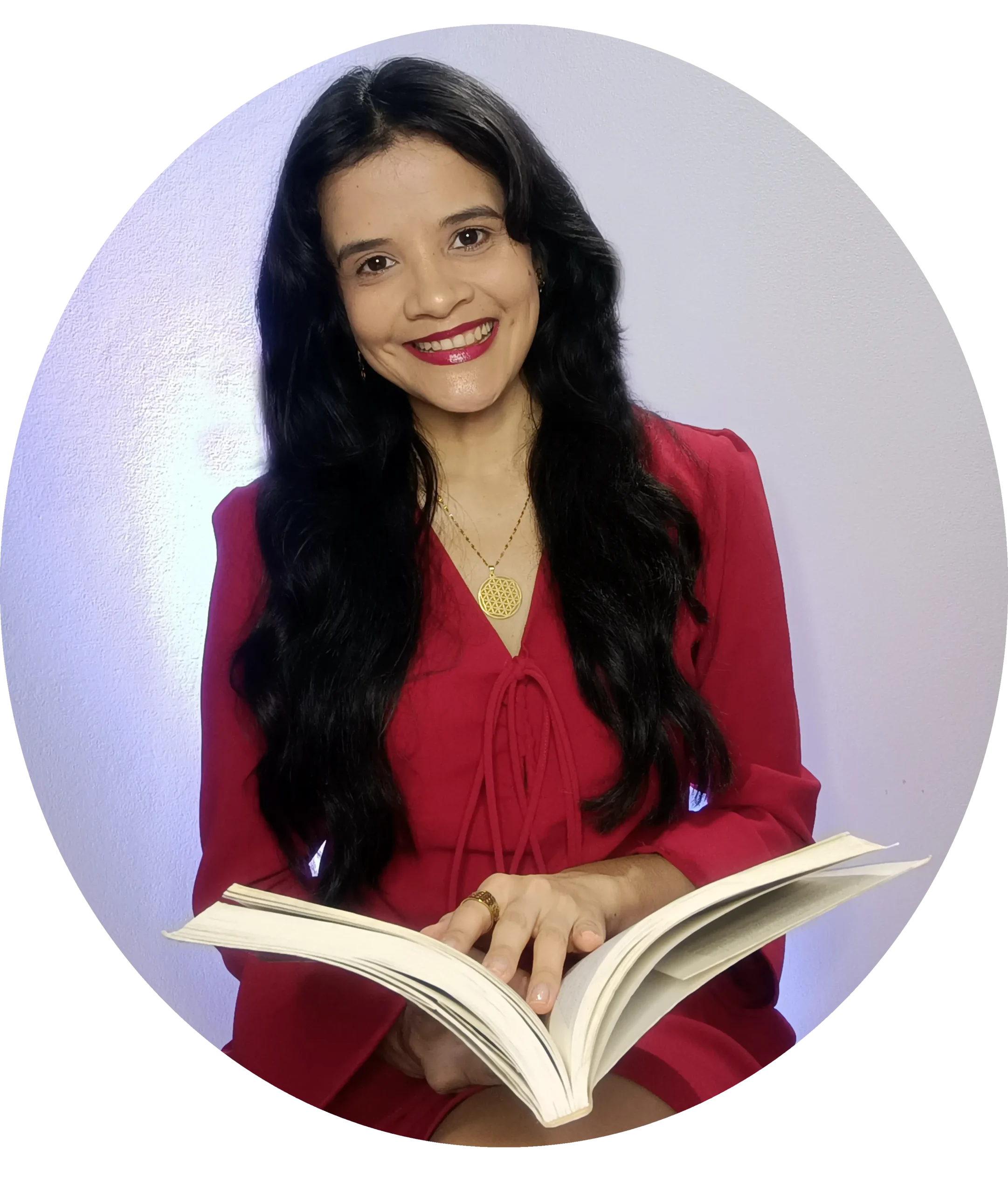 La autora Jazmín González sosteniendo una de sus obras de desarrollo personal y espiritualidad