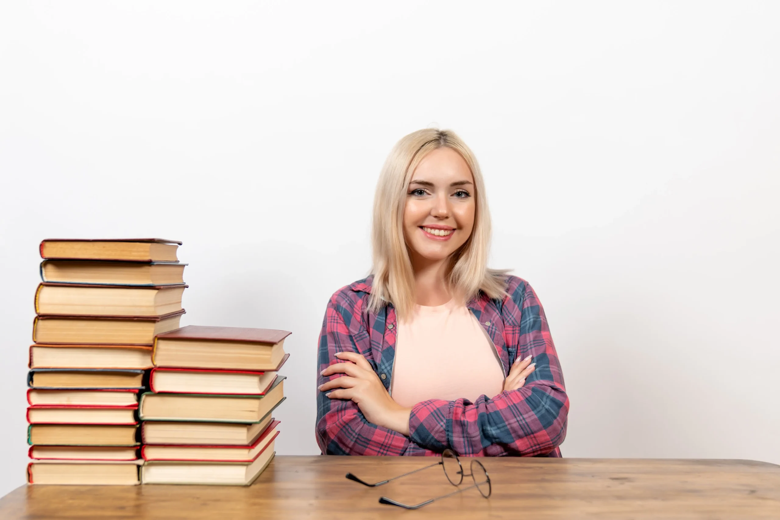 autora con sus libros en el escritorio