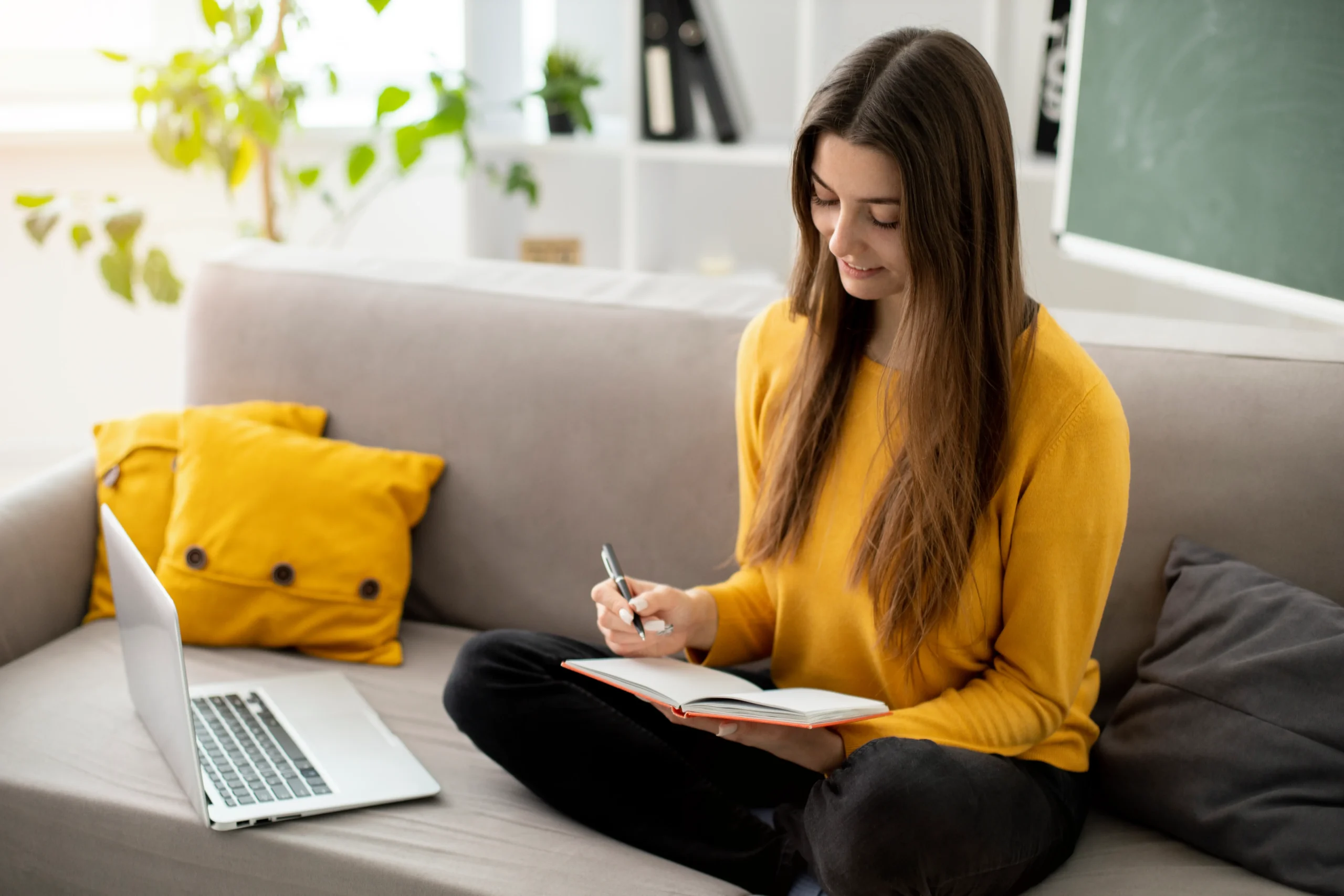 mujer haciendo journaling tras recibir coaching online