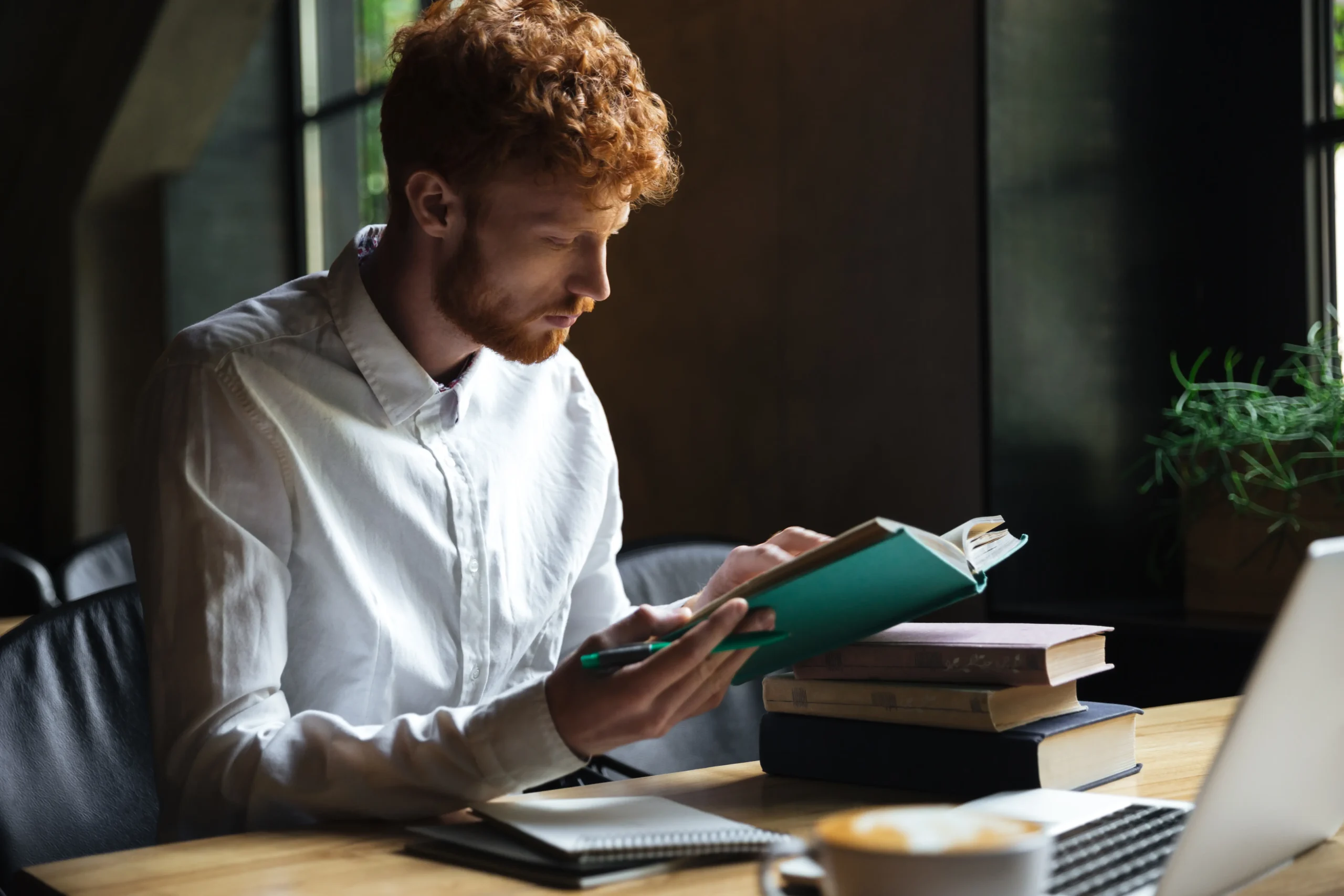 autor escribiendo un libro