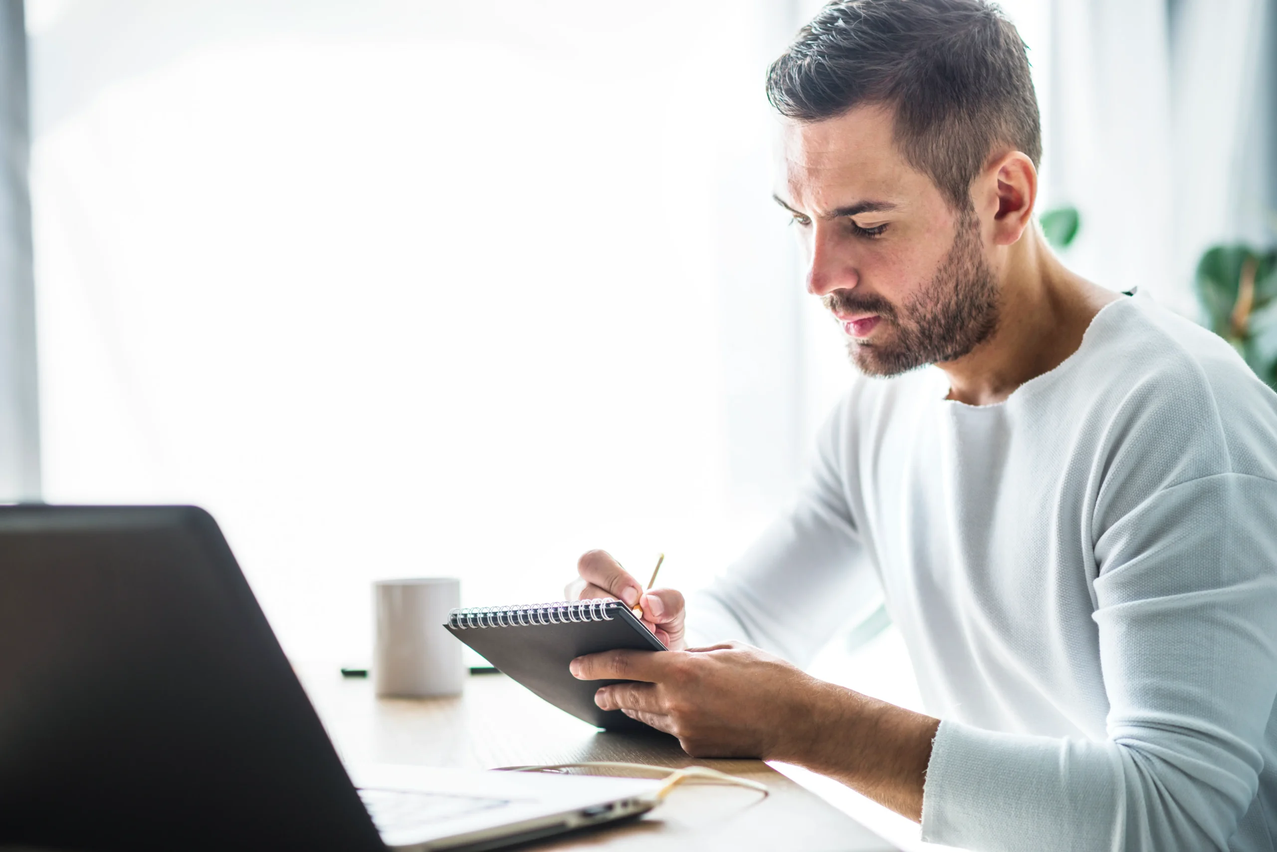 hombre haciendo journaling tras recibir coaching online