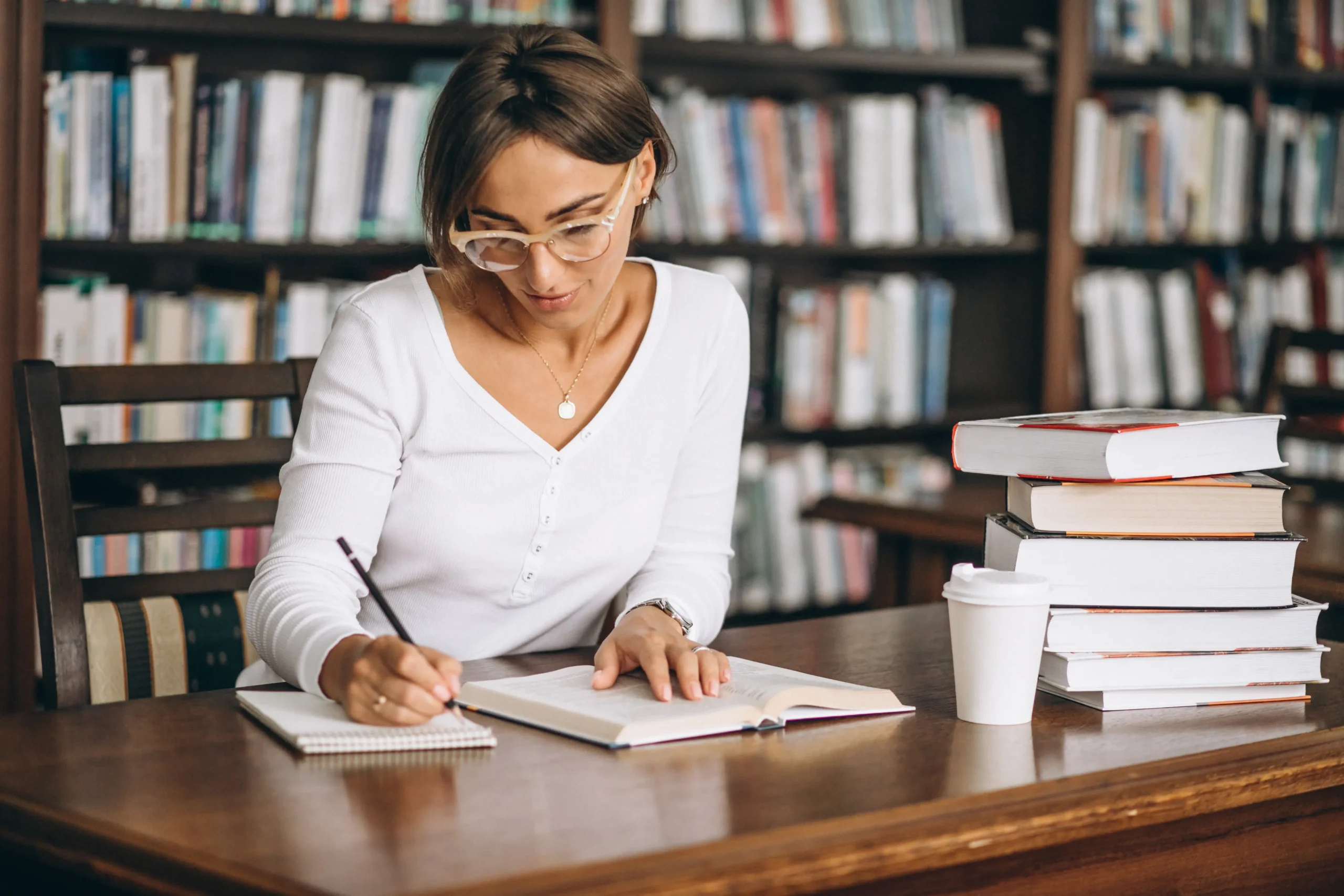 autora escribiendo un libro