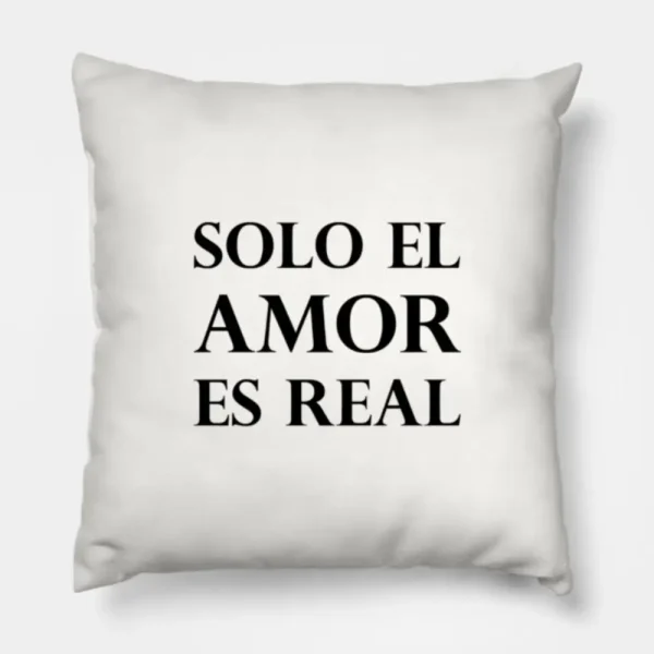 Almohada blanca con la frase ‘Solo el amor es real’ en letras negras, diseño minimalista, artículo de merchandising de la Tienda Mente Uno disponible en Amazon, TeePublic y Spreadshirt