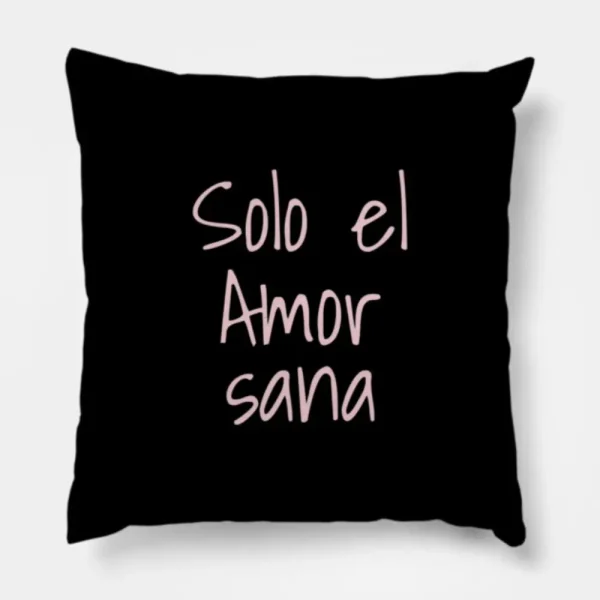 Almohada color negro con la frase ‘Solo el amor sana’ en letras rosa palo, diseño minimalista, artículo de merchandising de la Tienda Mente Uno disponible en Amazon, TeePublic y Spreadshirt