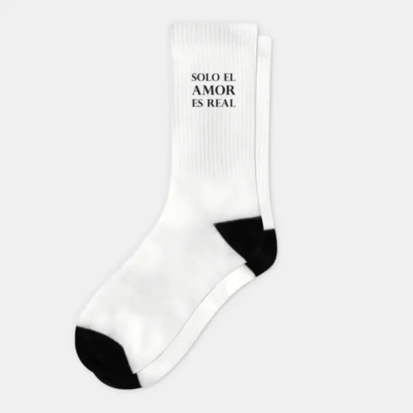 Calcetines blancos con la frase ‘Solo el amor es real’ en letras negras, diseño minimalista, artículo de merchandising de la Tienda Mente Uno disponible en Amazon, TeePublic y Spreadshirt