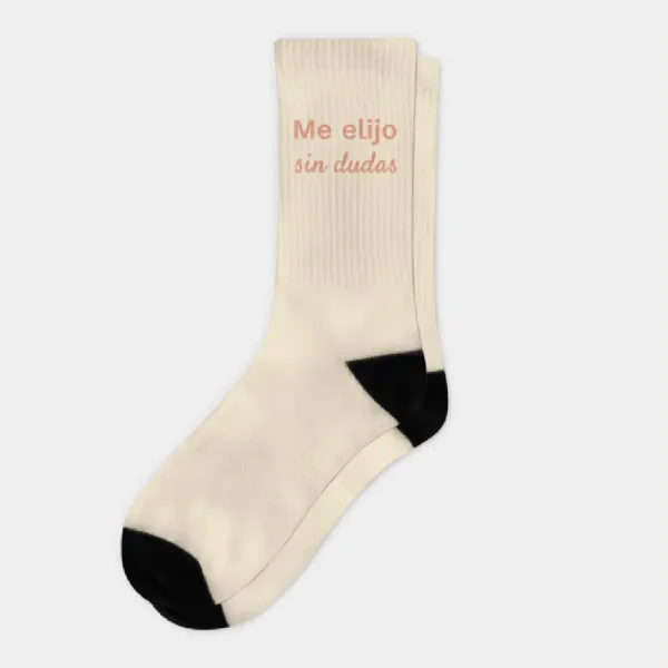 Calcetines color beige con frase personalizada ''Me elijo sin dudas'', artículo de merchandising de la Tienda Mente Uno disponible en Amazon, TeePublic y Spreadshirt