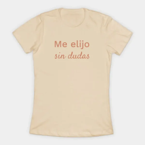 Camiseta color beige con la frase ‘Me elijo sin dudas’ en letras color terracota, estilo minimalista, artículo de merchandising de la Tienda Mente Uno disponible en Amazon, TeePublic y Spreadshirt