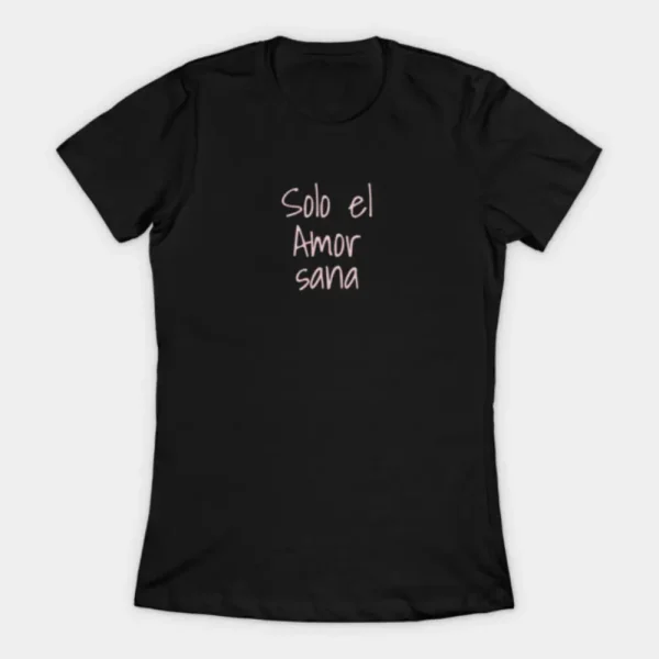 Camiseta de manga corta color negro con la frase ‘Solo el amor sana’ en letras rosa palo, estilo minimalista, artículo de merchandising de la Tienda Mente Uno disponible en Amazon, TeePublic y Spreadshirt