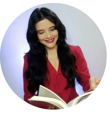 Fotografía de la autora y escritora de espiritualidad, amor propio, autoestima y desarrollo personal Jazmín González leyendo un libro - Sección Herramientas para autores independientes