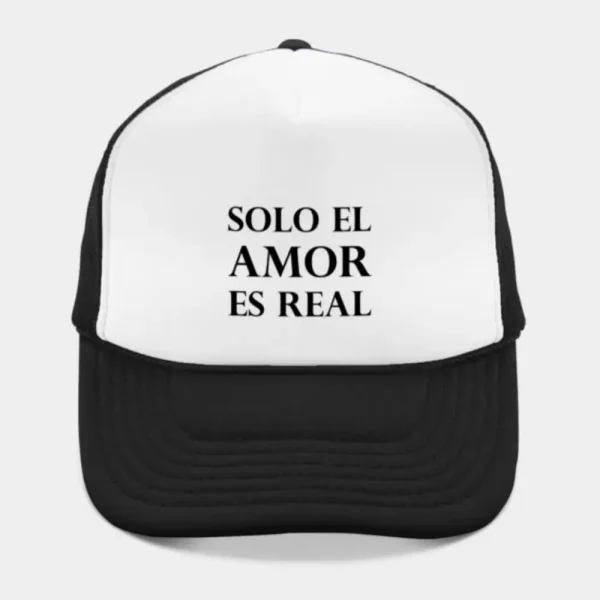 Kepis blanco y negro con la frase ‘Solo el amor es real’ en letras negras, diseño minimalista, artículo de merchandising de la Tienda Mente Uno disponible en Amazon, TeePublic y Spreadshirt
