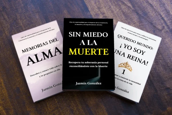 Mockup de los libros más vendidos 'Querido mundo, yo soy una reina 1', 'Memorias del alma' y 'Sin miedo a la muerte' sobre una mesa, con sus portadas visibles, imagen de la sección de libros más vendidos de la autora Jazmín González