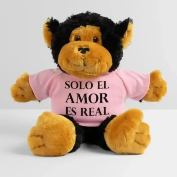 Mono de peluche con camiseta rosa y la frase en letras negras “Solo el amor es real”, artículo de merchandising de la Tienda Mente Uno disponible en Amazon, TeePublic y Spreadshirt