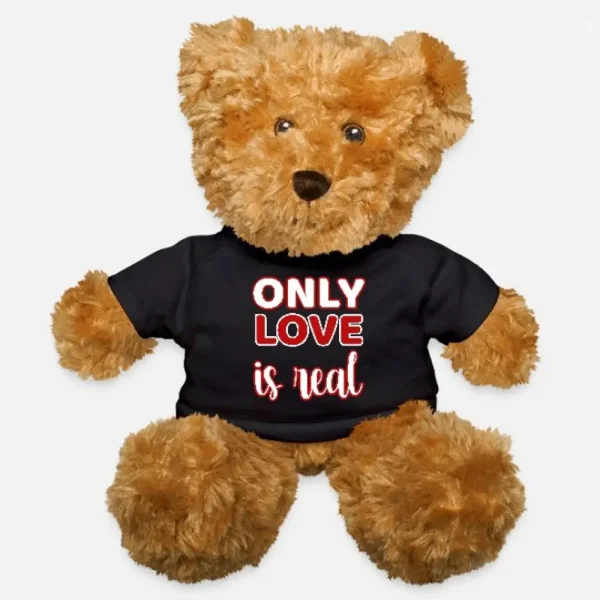 Imagen de oso Teddy con camiseta negra con frase inspiracional ''Only love is real'', artículo de merchandising de la Tienda Mente Uno disponible en Amazon, TeePublic y Spreadshirt