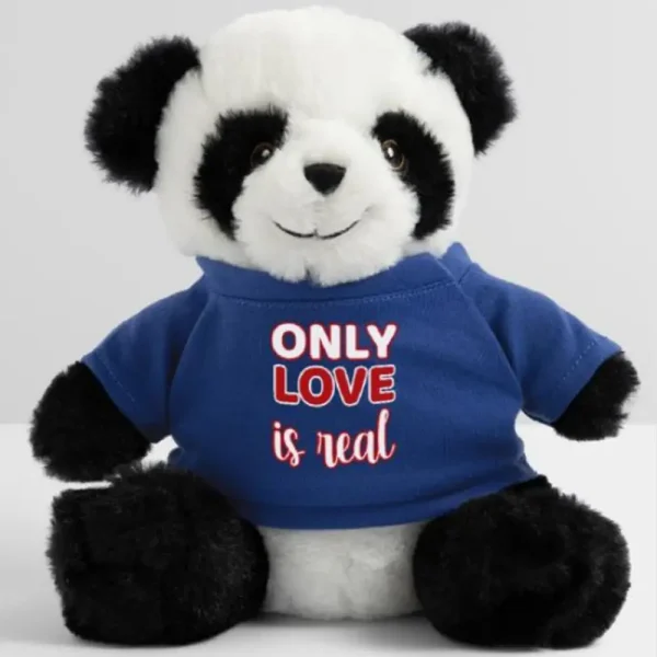 Imagen de oso panda con camiseta azul con frase inspiradora ''Only love is real'', artículo de merchandising de la Tienda Mente Uno disponible en Amazon, TeePublic y Spreadshirt