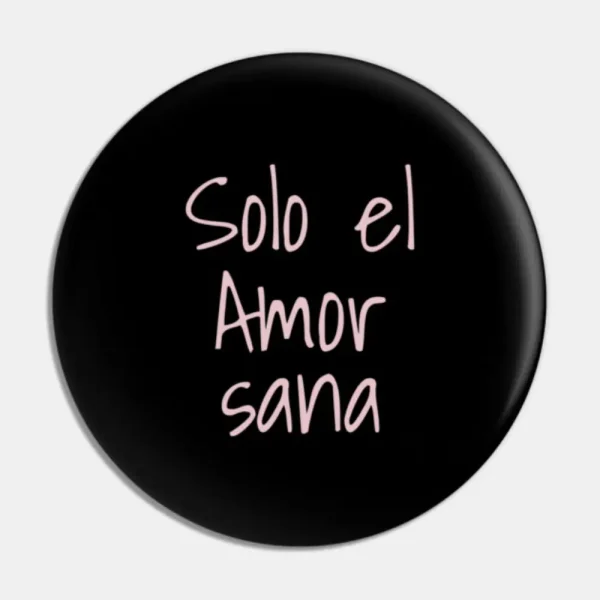 Pin de fondo negro con la frase "solo el amor sana" en tipografía rosa palo, artículo de merchandising de la Tienda Mente Uno disponible en Amazon, TeePublic y Spreadshirt