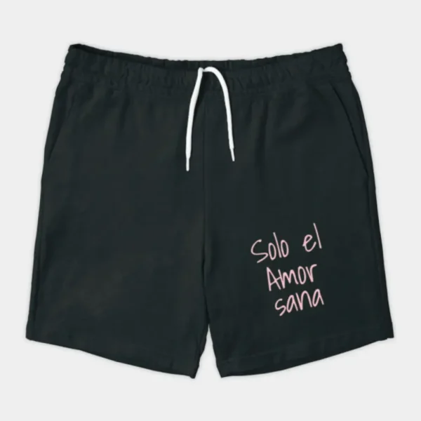 Short negro con la frase “solo el amor sana” escrita en tipografía rosa palo, artículo de merchandising de la Tienda Mente Uno disponible en Amazon, TeePublic y Spreadshirt
