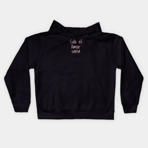 Sudadera infantil negra con capucha que lleva la frase “solo el amor sana” en tipografía de color rosa palo, artículo de merchandising de la Tienda Mente Uno disponible en Amazon, TeePublic y Spreadshirt