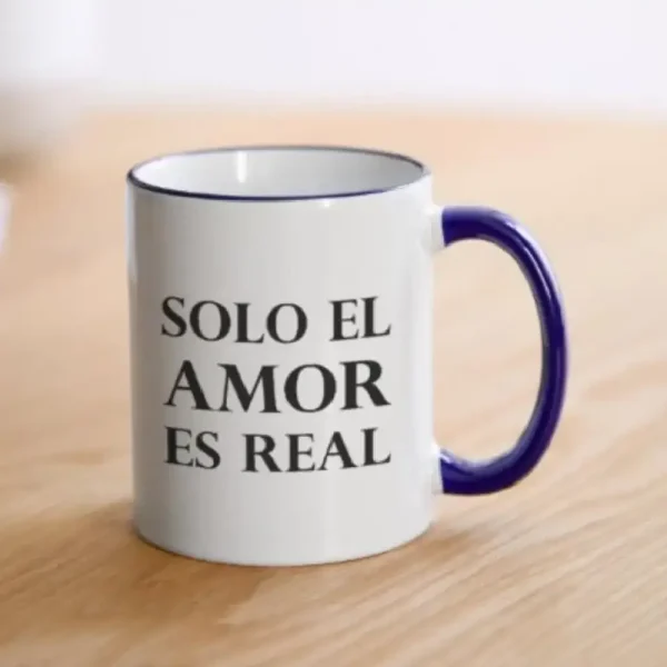 Taza con asa azul y la frase en letras negras “Solo el amor es real”, artículo de merchandising de la Tienda Mente Uno disponible en Amazon, TeePublic y Spreadshirt