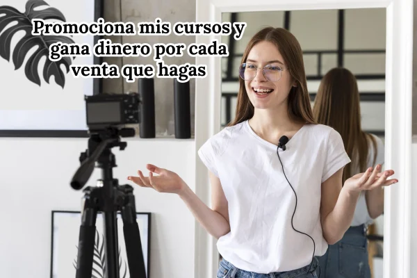 Influencer hablando frente a la cámara en un ambiente relajado