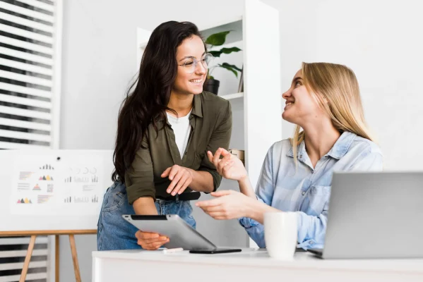 dos mujeres autoras conversando sobre negocios