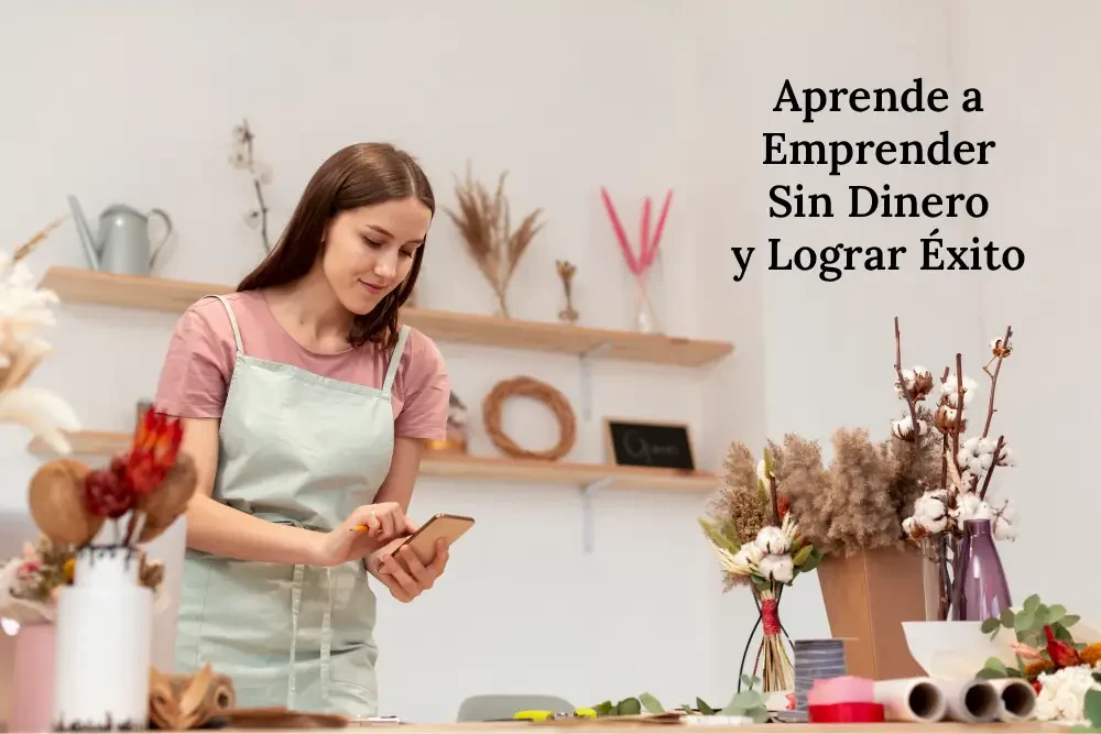 Mujer emprendedora en su taller usando un celular, simbolizando iniciativa, creatividad y el camino para emprender con pocos recursos y alcanzar el éxito