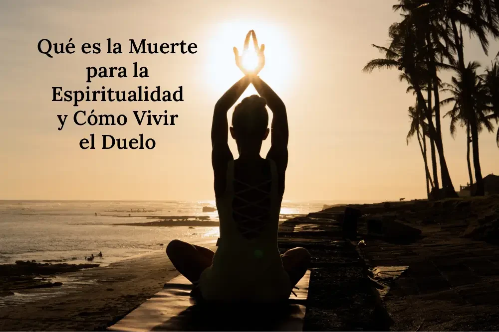 Mujer en postura de yoga al atardecer, simbolizando la conexión espiritual y la aceptación interior en el proceso de comprender la muerte y vivir el duelo
