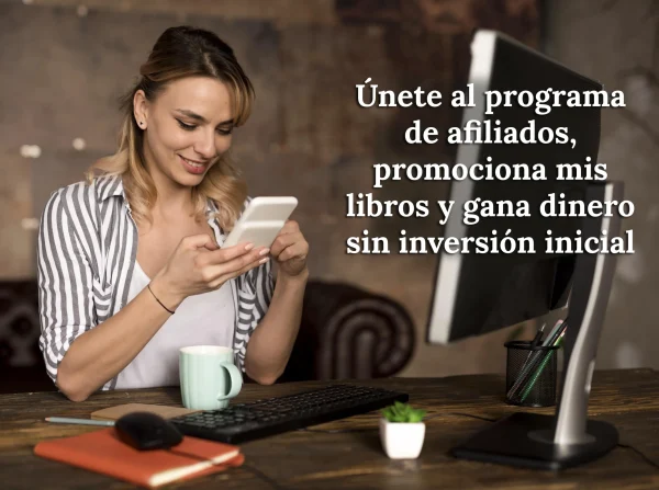 Mujer sentada frente a una computadora trabajando como afiliada, mirando su celular