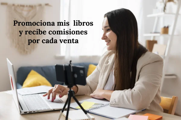 Mujer sonriente trabajando como afiliada en su laptop con un celular al lado
