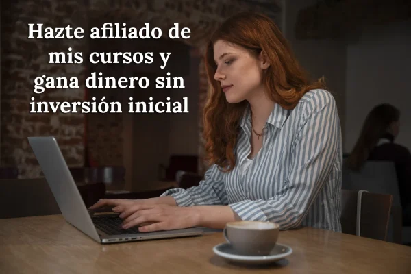 Mujer trabajando como afiliada en su laptop, disfrutando de una taza de café en una cafetería tranquila y acogedora, con un ambiente cálido y relajado.