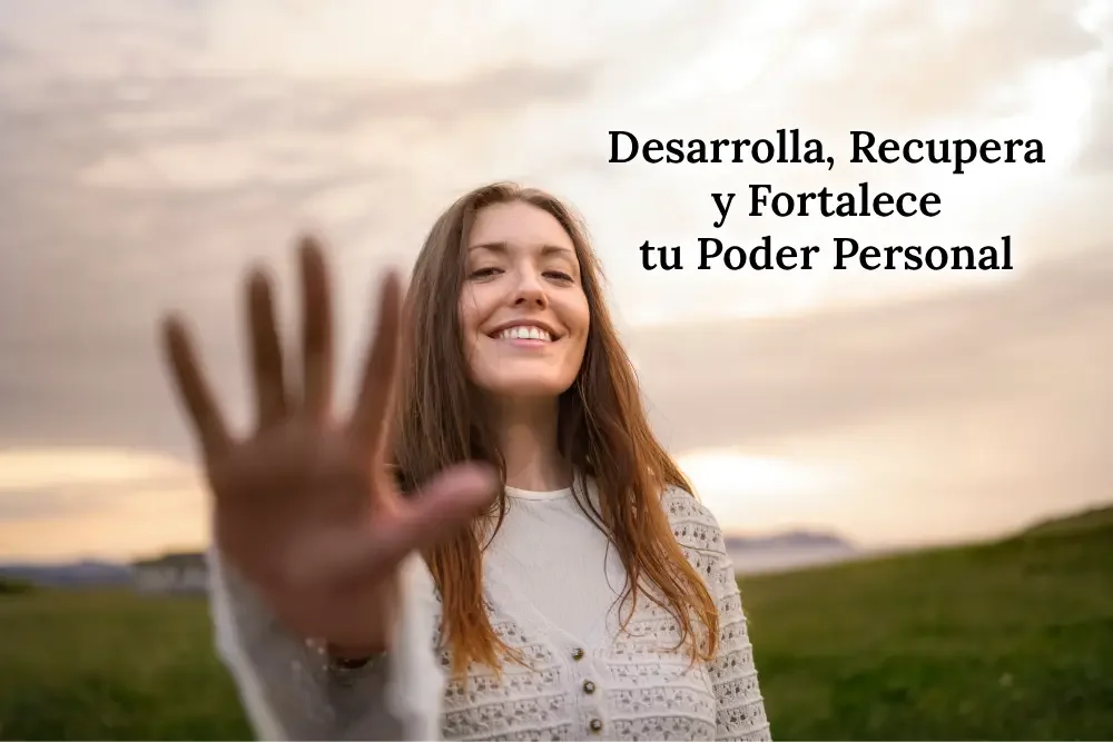 Mujer sonriente mirando a la cámara, con el brazo levantado y la palma de la mano visible, simbolizando empoderamiento y la recuperación del poder personal