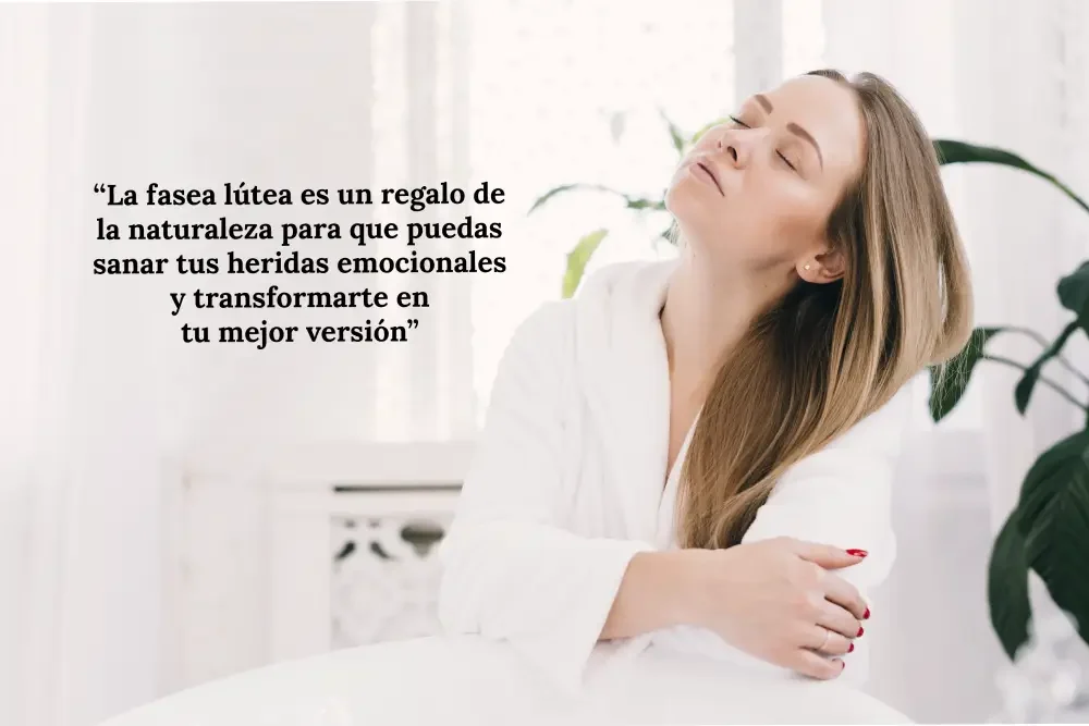 Mujer rubia acostada en la cama con los ojos cerrados y expresión pensativa, simbolizando la introspección y la oportunidad de sanar heridas emocionales durante la fase premenstrual para transformarse en la mejor versión de sí misma
