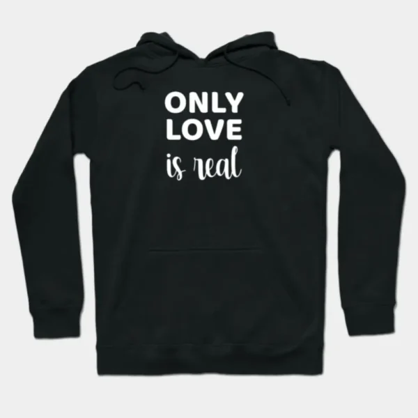 Sudadera con capucha negra con la frase motivacional ‘Only love is real’ en tipografía blanca, estilo minimalista, artículo de merchandising de la Tienda Mente Uno disponible en Amazon, TeePublic y Spreadshirt