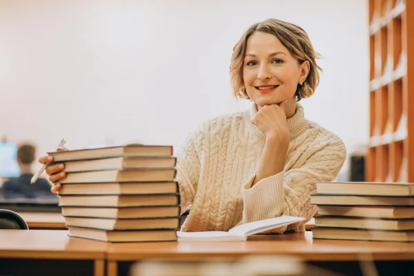 autora con sus libros sobre el escritorio