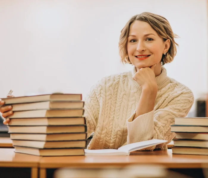 autora con sus libros sobre el escritorio